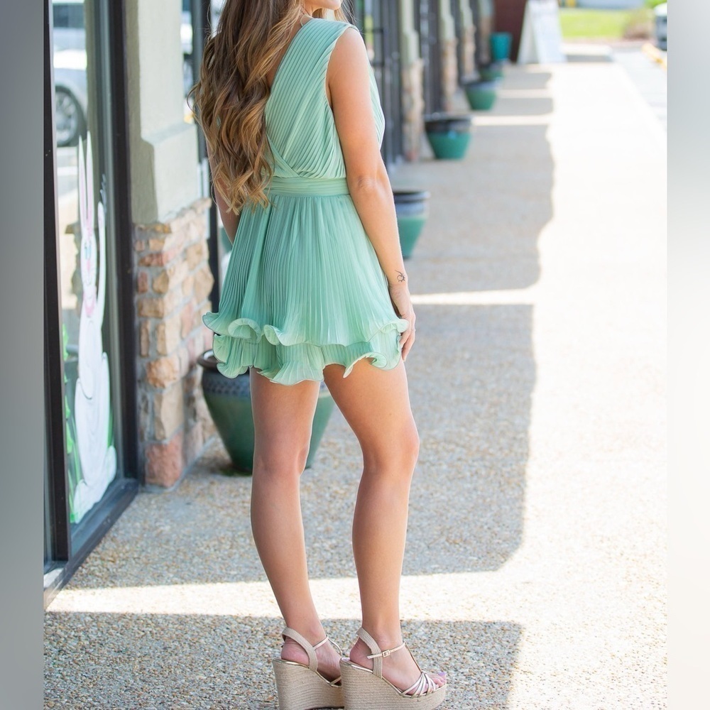 Women’s Endless Rose Pleated Romper Medium - Picture 3 of 10